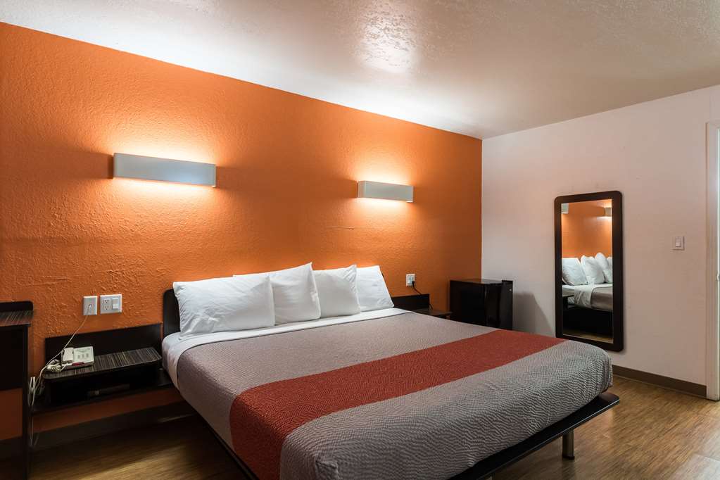 motel 6 uvalde tx