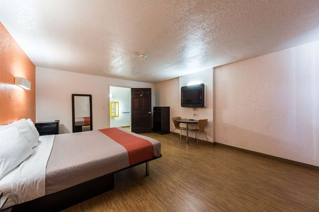 motel 6 uvalde tx