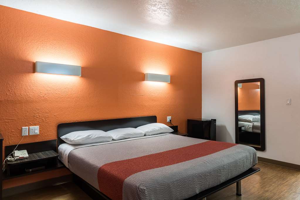 motel 6 uvalde tx