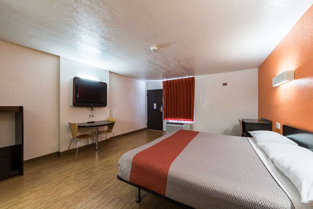 motel 6 uvalde tx