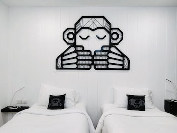 blu monkey phi phi island