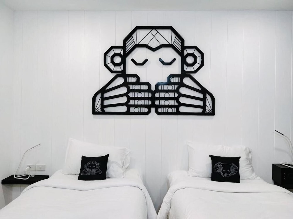 blu monkey phi phi island