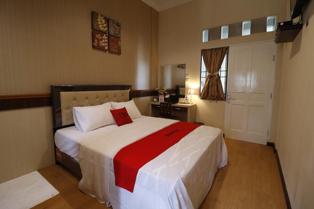 reddoorz plus near universitas sumatera utara