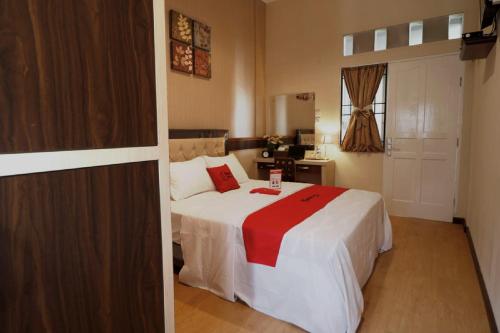 reddoorz plus near universitas sumatera utara