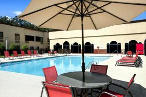 cottonwood suites savannah hotel and conference center