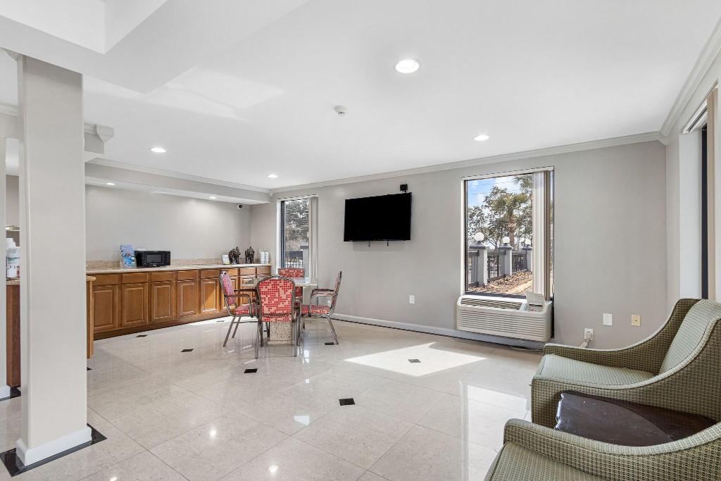 regency inn near boardwalk and hurlburt field