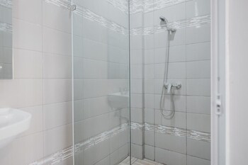 reddoorz plus karet pedurenan 3