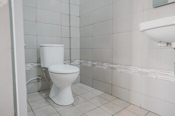 reddoorz plus karet pedurenan 3