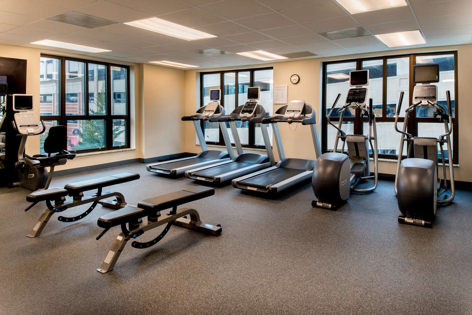 hampton inn and suites national harbor alexandria area