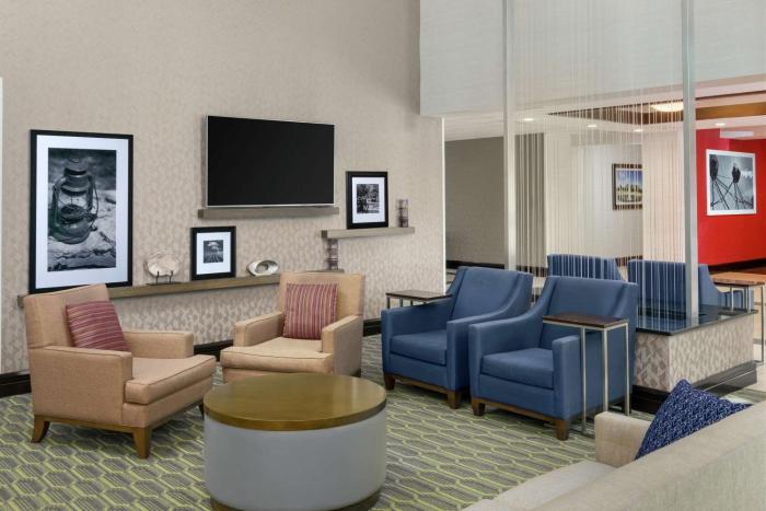 hampton inn and suites national harbor alexandria area