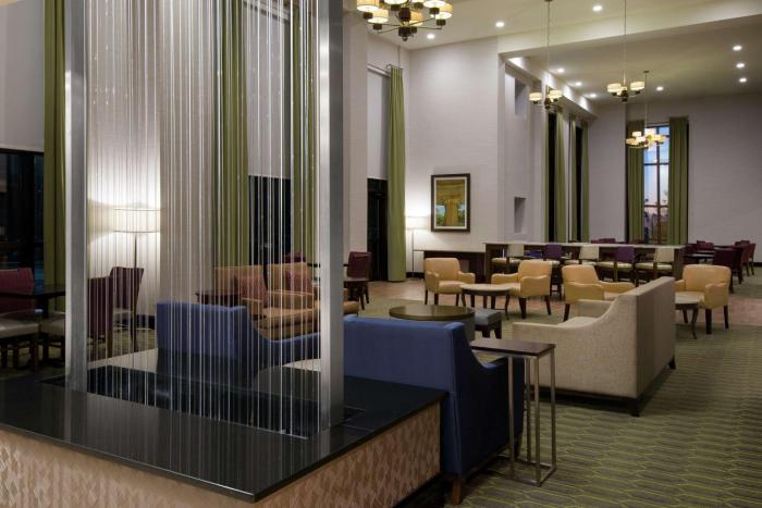 hampton inn and suites national harbor alexandria area