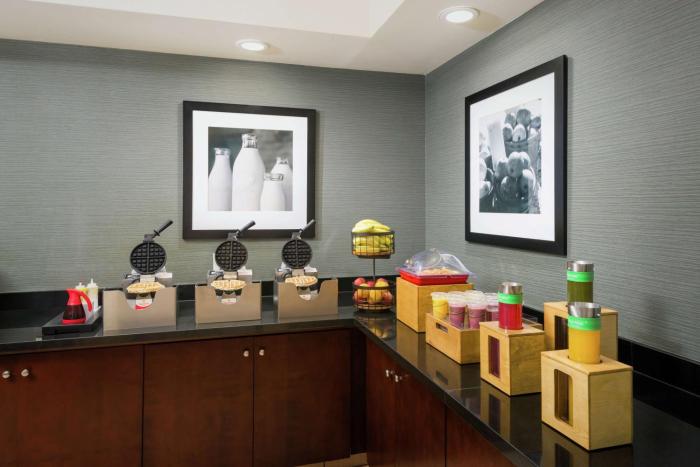 hampton inn and suites national harbor alexandria area