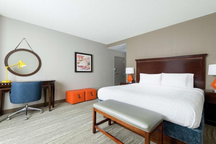 hampton inn and suites national harbor alexandria area