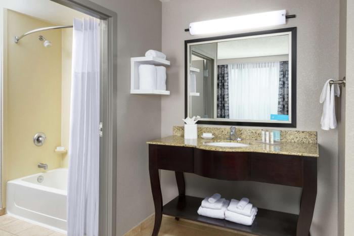 hampton inn and suites national harbor alexandria area