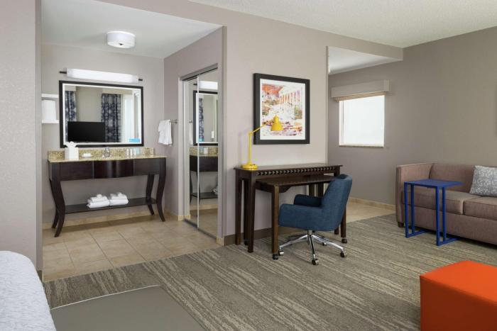 hampton inn and suites national harbor alexandria area