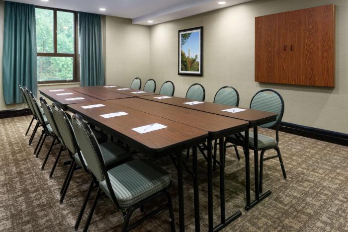 hampton inn and suites national harbor alexandria area