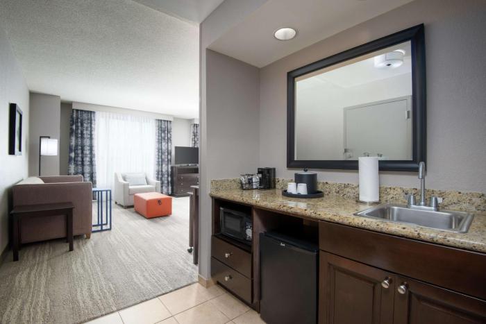 hampton inn and suites national harbor alexandria area