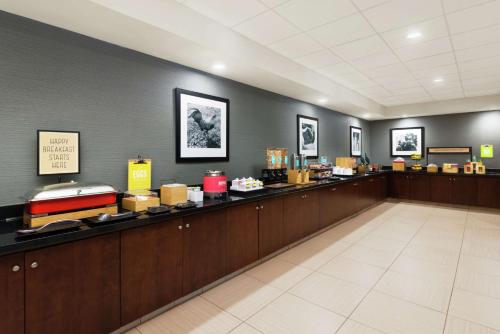 hampton inn and suites national harbor alexandria area