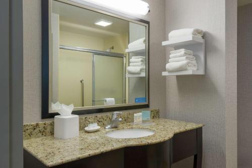 hampton inn and suites national harbor alexandria area