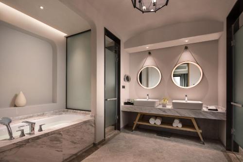 crowne plaza qingdao oriental movie metropolis an ihg hotel