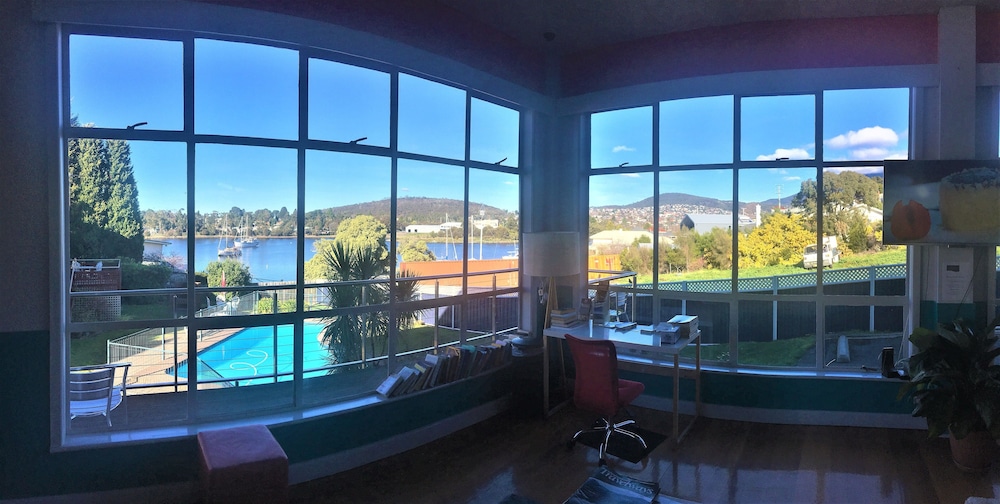 waterfront lodge motel