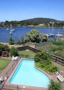 waterfront lodge motel