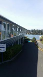waterfront lodge motel