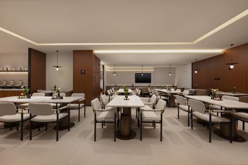 atour hotel petroleum university xian