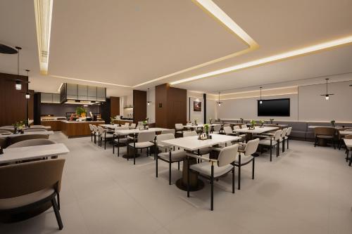 atour hotel petroleum university xian