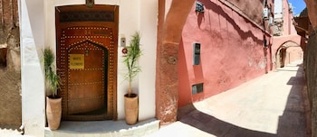 riad white flowers