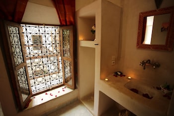 riad white flowers