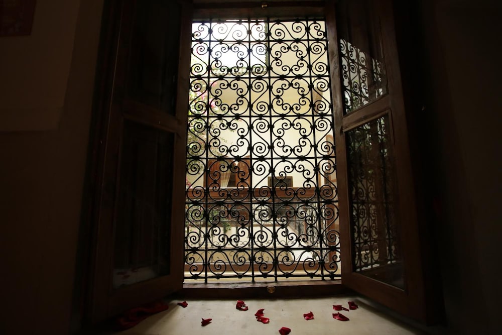 riad white flowers