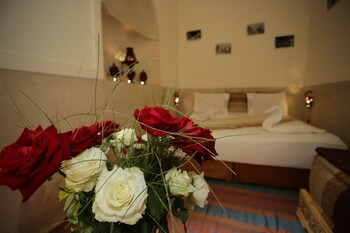 riad white flowers