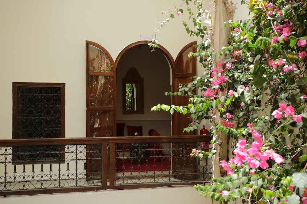 riad white flowers