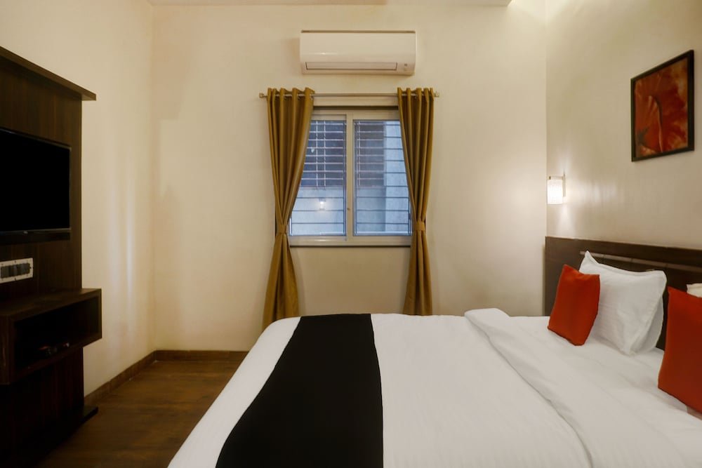 Capital O 38128 Omkar Executive,Erandwane,3 star