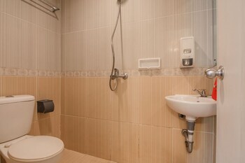 reddoorz plus near mangga besar station 2