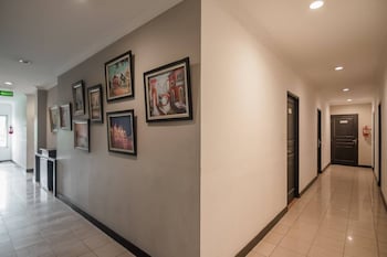 reddoorz plus near mangga besar station 2