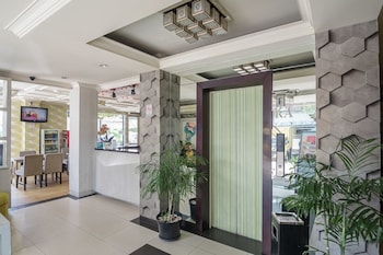 reddoorz plus near mangga besar station 2