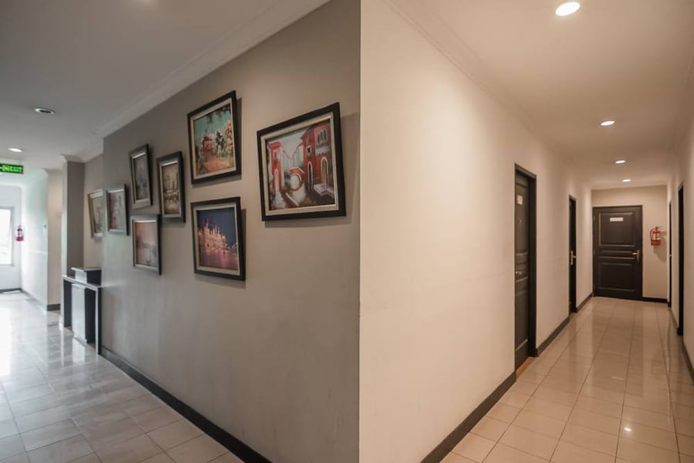 reddoorz plus near mangga besar station 2