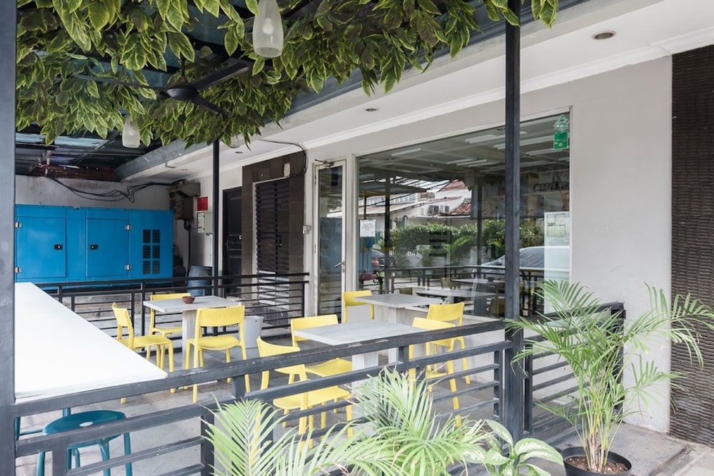 reddoorz plus near mangga besar station 2