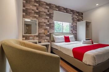 reddoorz plus near mangga besar station 2