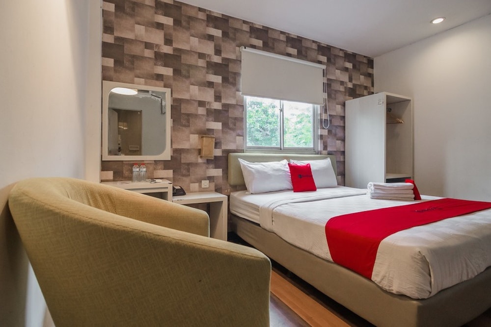 reddoorz plus near mangga besar station 2