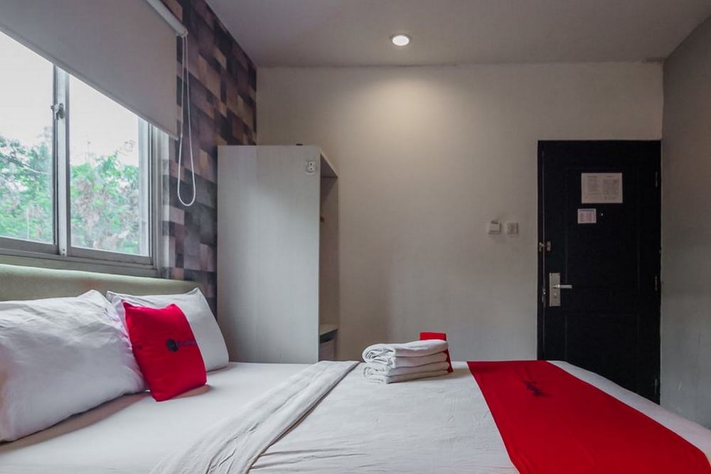 reddoorz plus near mangga besar station 2