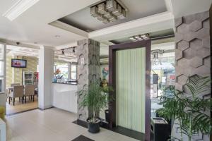 reddoorz plus near mangga besar station 2