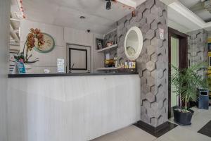 reddoorz plus near mangga besar station 2