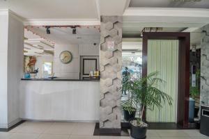 reddoorz plus near mangga besar station 2