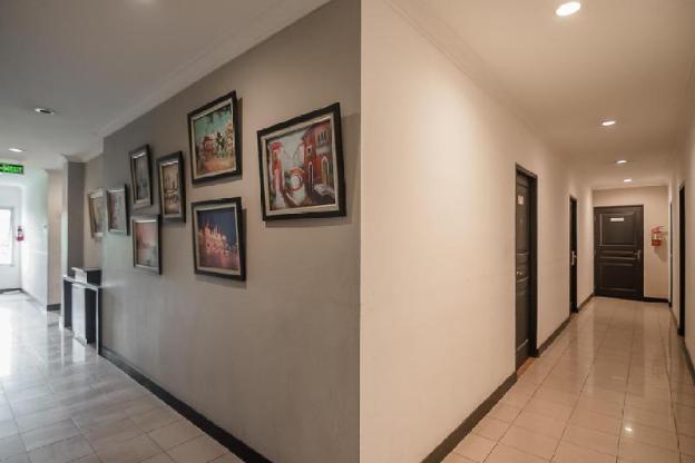 reddoorz plus near mangga besar station 2