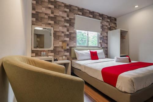 reddoorz plus near mangga besar station 2