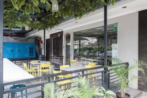 reddoorz plus near mangga besar station 2