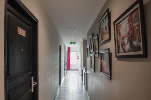 reddoorz plus near mangga besar station 2